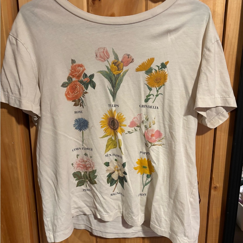 Tee with flowers